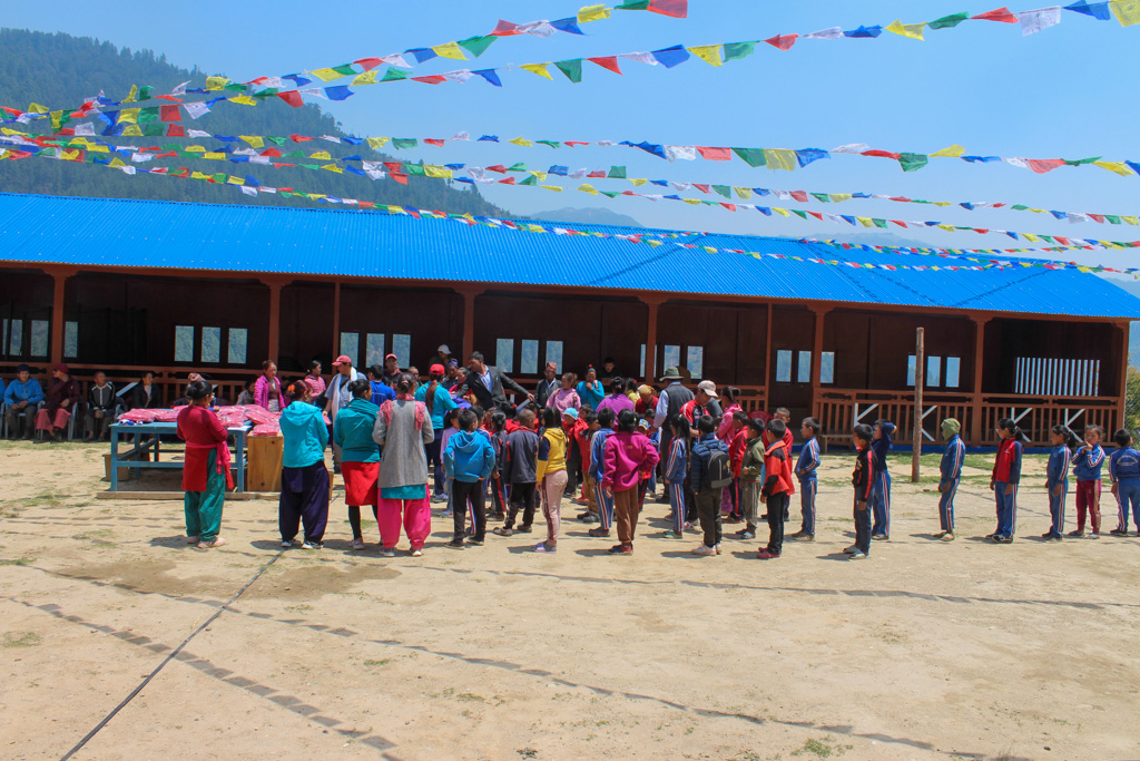 Schule Dimil mit Kindern