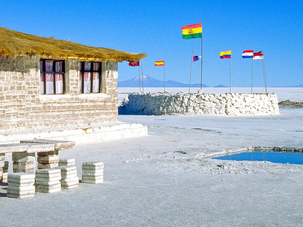 Salzhotel das aussieht wie eine Eiswüste mit Fischerloch