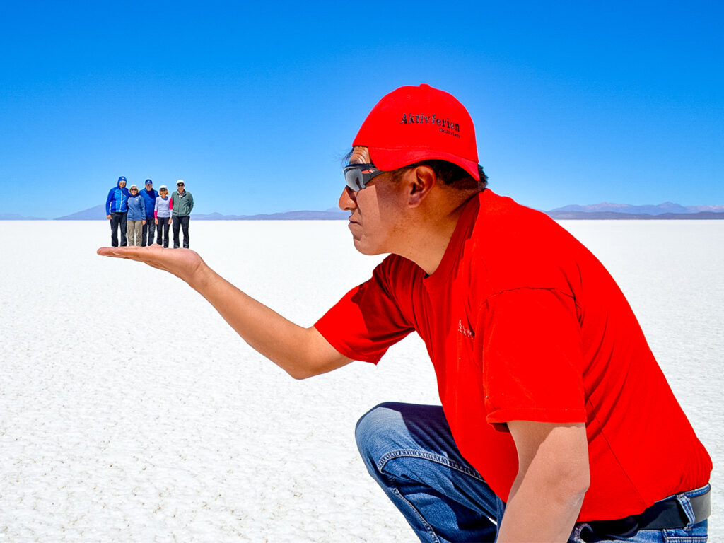 Aktivferien Guide Trägt 5 Personen auf der Hand Illusionsbild auf Salzstrand