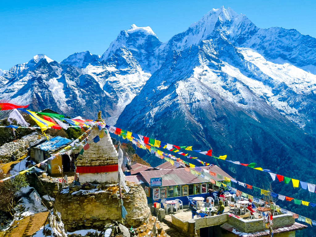 Terrasse auf dem Gokyo-Everest mit einer Bergkette im Hintergrund