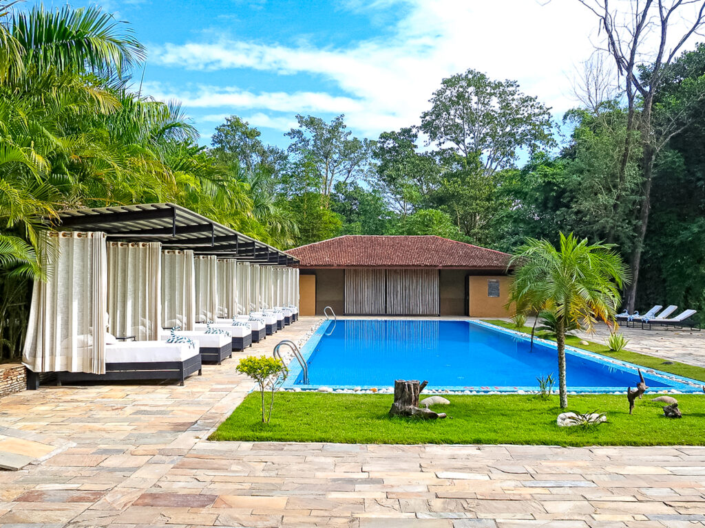 Pool mit Liegen rundherum