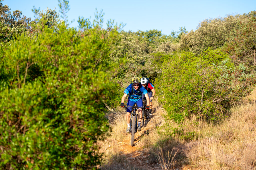 Biker fahren auf Trail