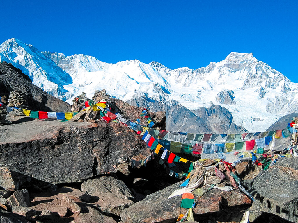 Bunte Fahnen zwischen Steinen gespannt