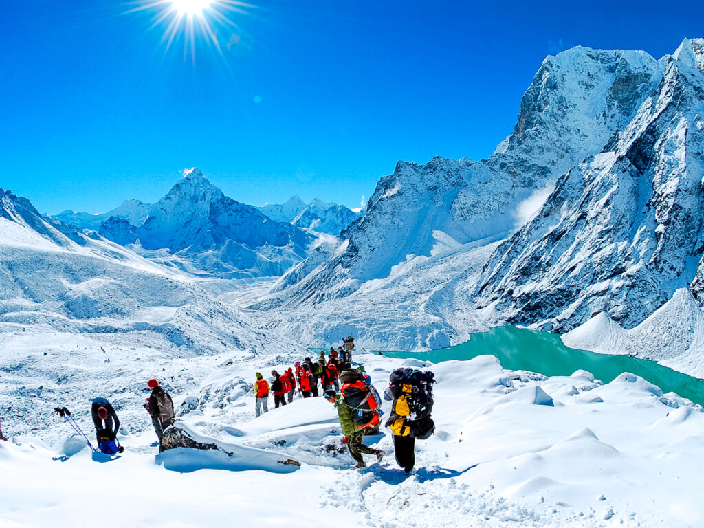 Trekking Gruppe läuft bei wunderschönen See vorbei