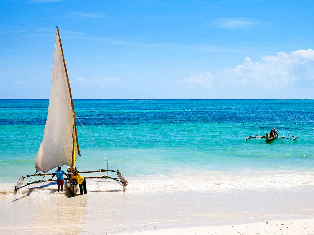 2 kleine Segelboote am Strand von Zanzibar