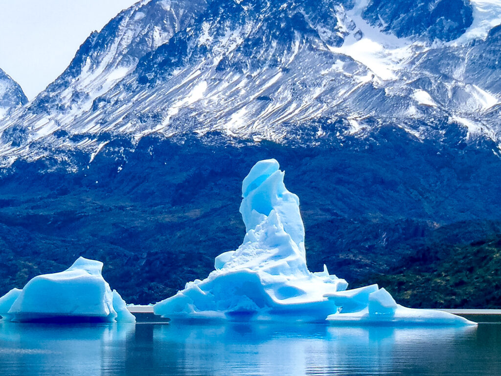 Andengletschereis mit Andengipfel im Hintergrund