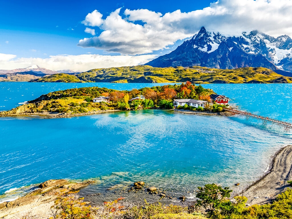 Drohnenaufname der Lodge Insel mit Brücke zum Land
