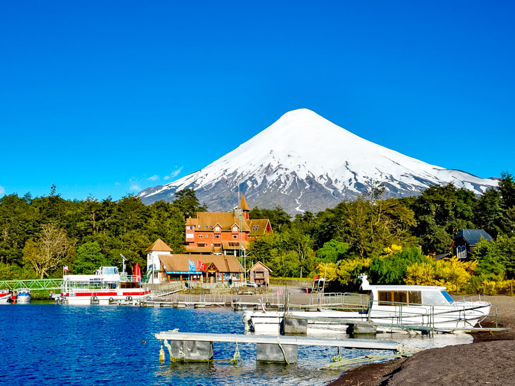 Lodge mit Booten, mit dem Andengipfel im Hintergrund