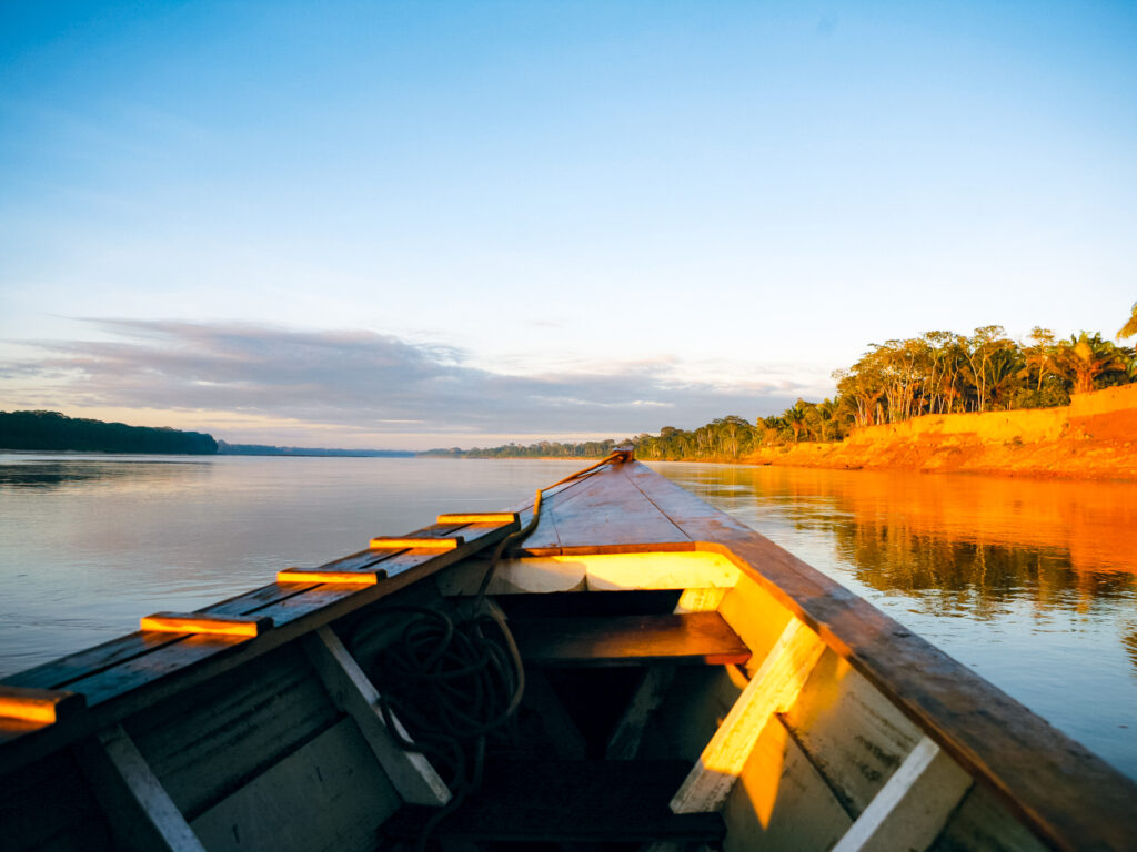 Boot auf dem See im Sonnenuntergang