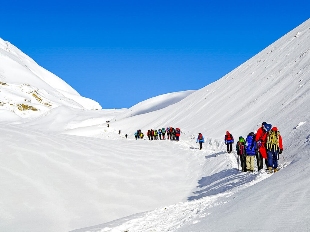 Reisegruppe in Schneelandschaft