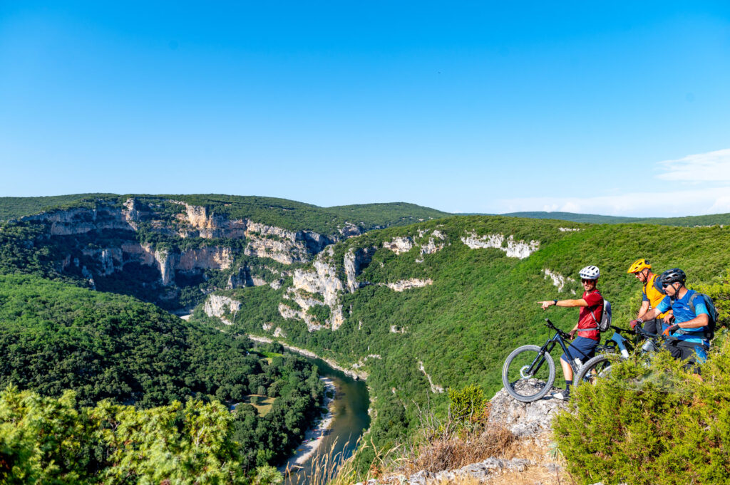 3 Biker blicken auf den Canyon in Ardèche