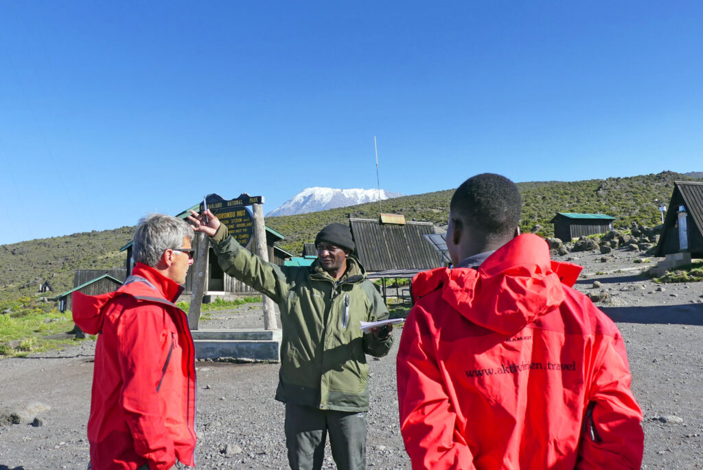 Büchi mit Aktivferien Guides vor dem Kilimanjaro