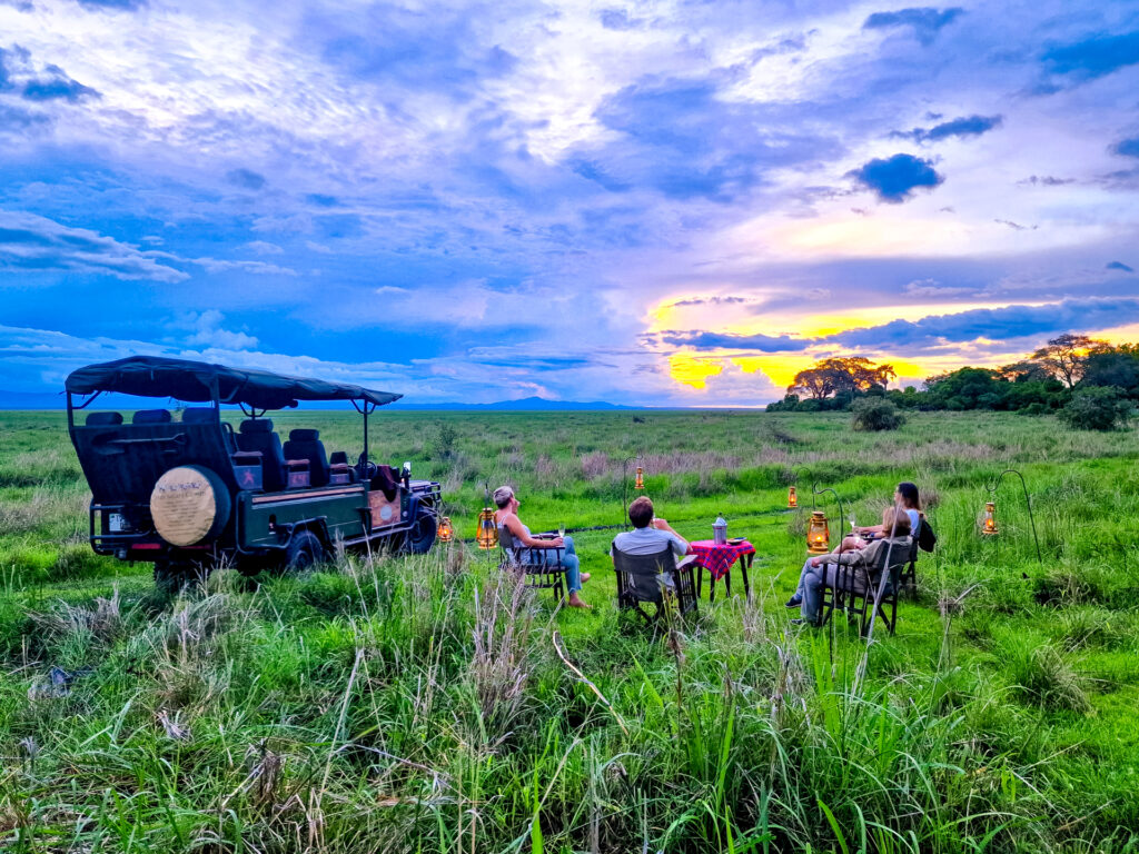 Safarierlebnis von 4 Personen beim Sonnenuntergang in der Savanne