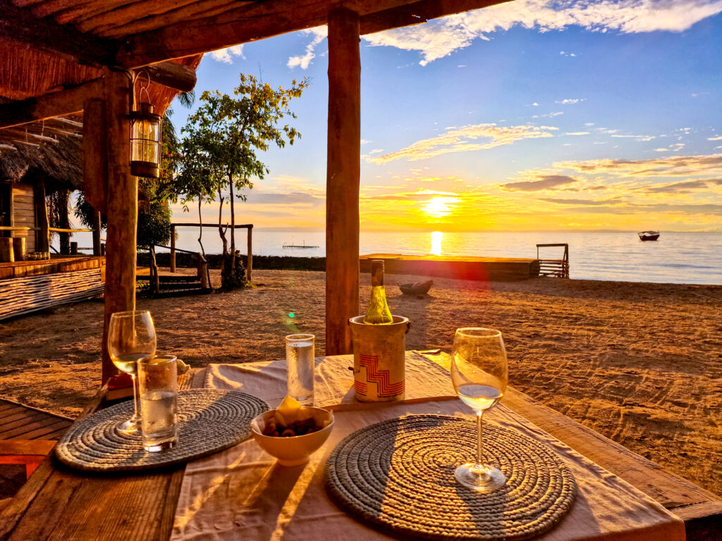 Lodge mit Aussicht auf einen See mit Sonnenuntergang