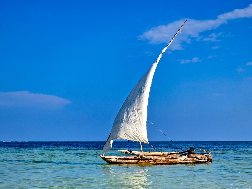 Segelboot auf einem See mit einer Person
