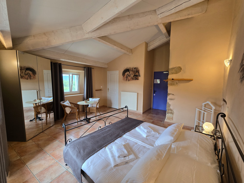 Hotelzimmer mit Bett, Schrank und Tisch