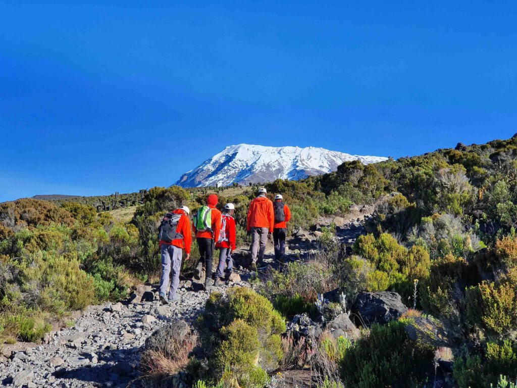 Kilimanjaro mit Aktivferien Teilnehmern im Vordergrund
