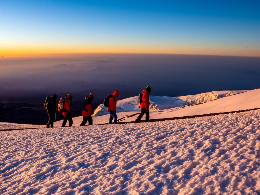 Schneeberg mit Nebelmeer und Aktivferien Teilnehmern