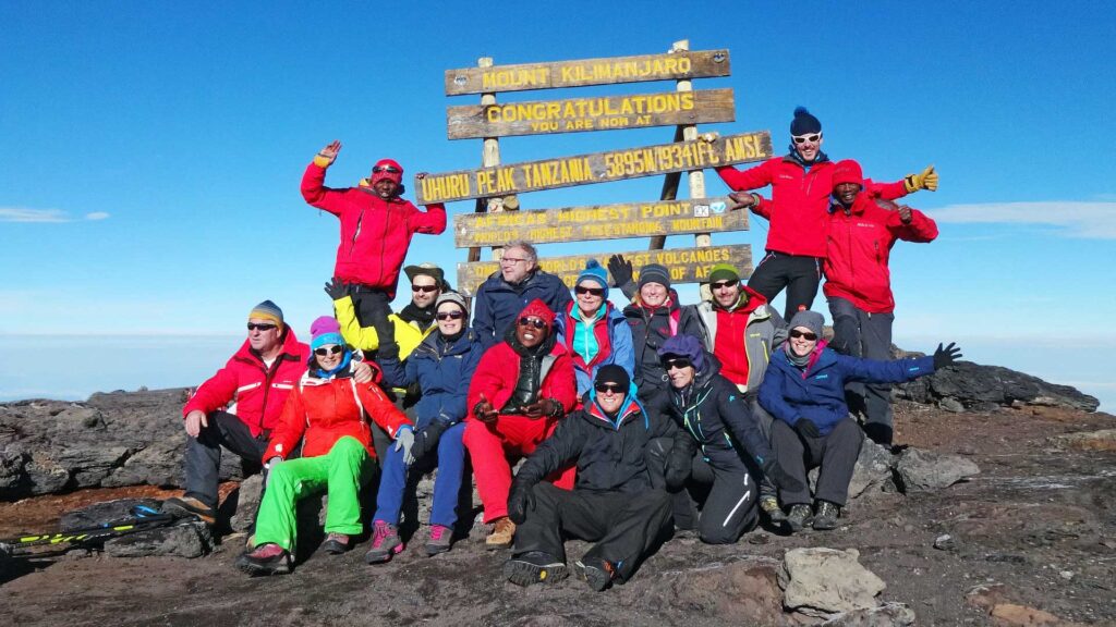 Aktivferien Team mit Teilnehmern auf dem Kilimanjaro Highest Point