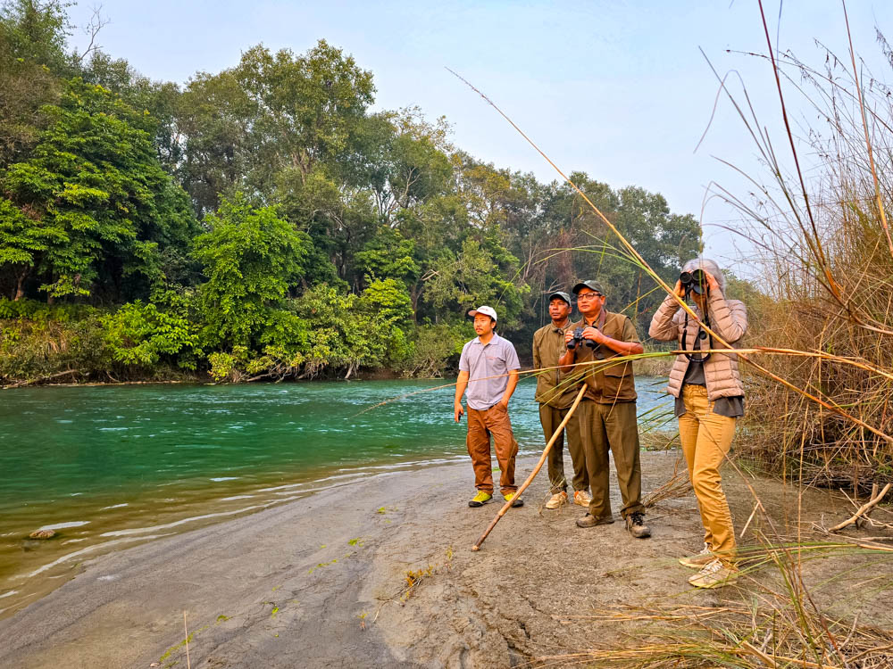 Fluss in der Natur mit Personen mit Ferngläsern